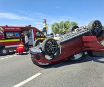FOTO Răniții în accidentul de pe DN2-E85 au fost transportați la spital 2 masina rasturnata
