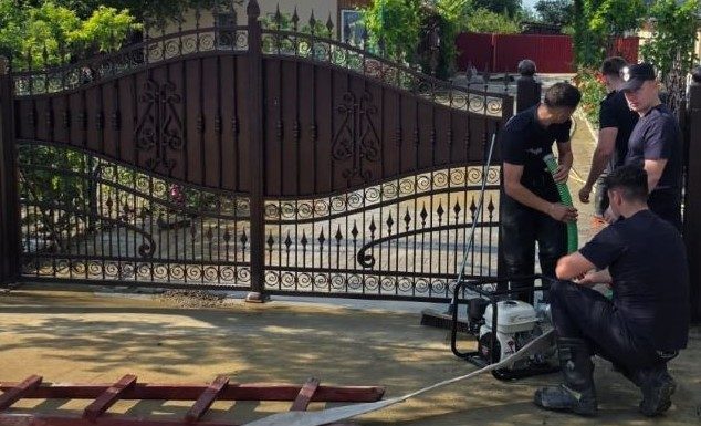 Bogza: 80 de persoane evacuate azi noapte s-au întors acasă / Nivelul apei, în scădere