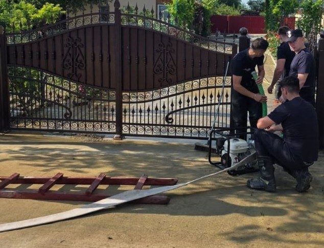 Bogza: 80 de persoane evacuate azi noapte s-au întors acasă / Nivelul apei, în scădere
