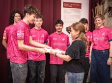 FOTO Muzeul de Arheologie și Istorie Medievală, accesibilizat pentru nevăzători, cu sprijinul echipei de robotică AICitizens 2 nevazatori aicitizens 1