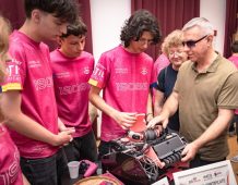 FOTO Muzeul de Arheologie și Istorie Medievală, accesibilizat pentru nevăzători, cu sprijinul echipei de robotică AICitizens 1 nevazatori aicitizens 2