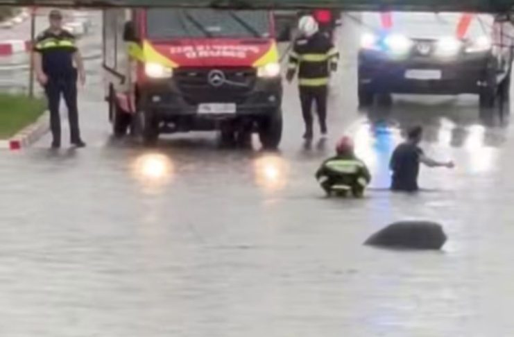 ULTIMA ORĂ Subsoluri, gospodării, străzi și parcări inundate, în Focșani și în comunele din județ