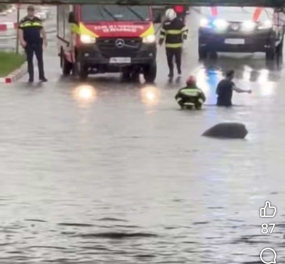 VIDEO Pasajul Vâlcele din Focșani, din nou acoperit de apă / Un șofer a rămas blocat 4 pasaj inundatii 1