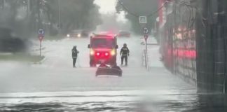 VIDEO Pasajul Vâlcele din Focșani, din nou acoperit de apă / Un șofer a rămas blocat