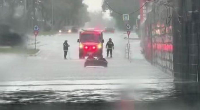 VIDEO Pasajul Vâlcele din Focșani, din nou acoperit de apă / Un șofer a rămas blocat