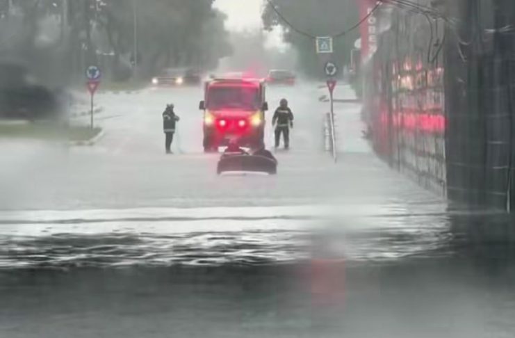 VIDEO Pasajul Vâlcele din Focșani, din nou acoperit de apă / Un șofer a rămas blocat