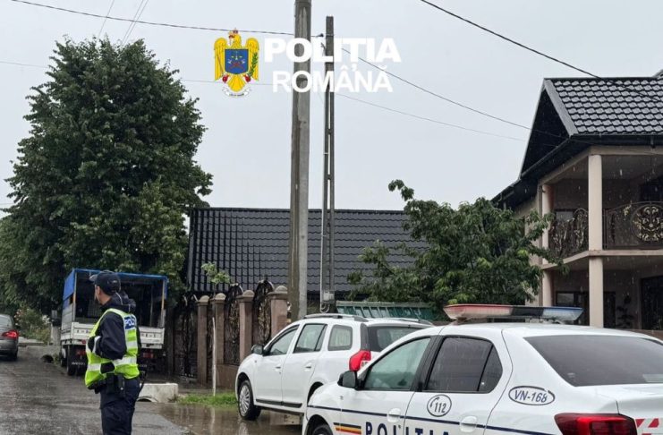 Razii în Tâmboești și Slobozia Bradului / Polițiștii sunt sprijiniți de jandarmi și reprezentanți de la alte instituții de control