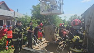 FOTO Mobilizare pentru salvarea fetiței de 8 ani, căzută la o adâncime de 8 metri / Misiune încheiată cu succes! 1 pompieri fantana 1