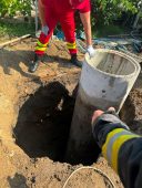 FOTO Mobilizare pentru salvarea fetiței de 8 ani, căzută la o adâncime de 8 metri / Misiune încheiată cu succes! 2 pompieri fantana