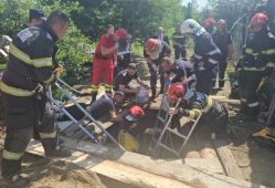 FOTO Mobilizare pentru salvarea fetiței de 8 ani, căzută la o adâncime de 8 metri / Misiune încheiată cu succes! 3 pompieri fantana 3