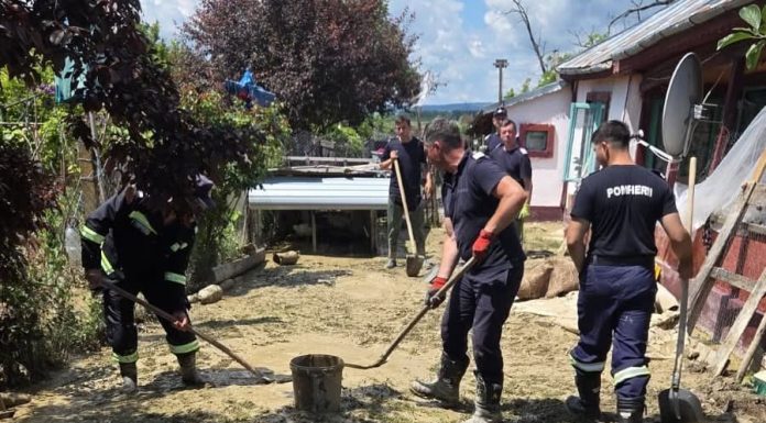 FOTO Continuă misiunile pompierilor pentru înlăturarea efectelor inundațiilor