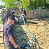 FOTO Continuă misiunile pompierilor pentru înlăturarea efectelor inundațiilor 1 pompieri interventii inundatii 3