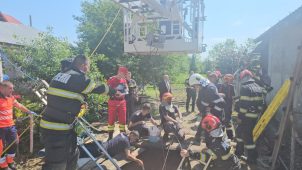 FOTO Mobilizare pentru salvarea fetiței de 8 ani, căzută la o adâncime de 8 metri / Misiune încheiată cu succes! 4 pompieri salvare fanatana 1