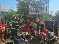 VIDEO-FOTO Momentul salvării fetiței căzute la 8 metri adâncime 1 pompieri salvare fantana 1
