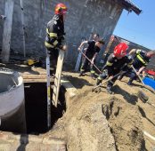 FOTO Mobilizare pentru salvarea fetiței de 8 ani, căzută la o adâncime de 8 metri / Misiune încheiată cu succes! 6 pompieri salvare fantana