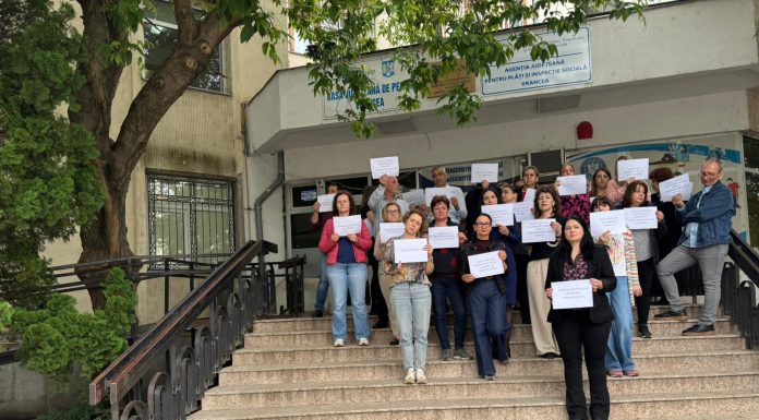 Protest spontan la Casa de Pensii Vrancea. Salariații au oprit lucrul, nemulțumiți de proiectul legii salarizării