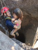 VIDEO-FOTO Momentul salvării fetiței căzute la 8 metri adâncime 3 salvare fetita rachitosu 1