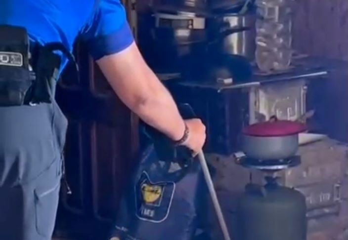 VIDEO Jandarmii montani au prins un șarpe într-o locuință din Lepșa