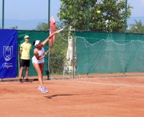 Tenis de câmp, Turneul Internațional de la Focșani: câștigătoarele la dublu, premiate, mâine e finala la simplu 1 tenis fete 1 2