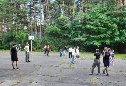 FOTO „În drum spre SOARE, cu rucsacul în spinare” – trei zile de interculturalitate, incluziune, voluntariat și reziliență prin conectarea cu natura 1 tineri voluntari