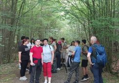 FOTO „În drum spre SOARE, cu rucsacul în spinare” – trei zile de interculturalitate, incluziune, voluntariat și reziliență prin conectarea cu natura 5 tineri voluntari 3