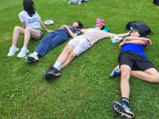 FOTO „În drum spre SOARE, cu rucsacul în spinare” – trei zile de interculturalitate, incluziune, voluntariat și reziliență prin conectarea cu natura 4 tineri voluntari 4