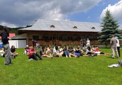 FOTO „În drum spre SOARE, cu rucsacul în spinare” – trei zile de interculturalitate, incluziune, voluntariat și reziliență prin conectarea cu natura 3 tineri voluntari 5