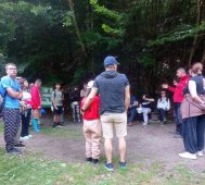 FOTO „În drum spre SOARE, cu rucsacul în spinare” – trei zile de interculturalitate, incluziune, voluntariat și reziliență prin conectarea cu natura 2 tineri voluntari 7