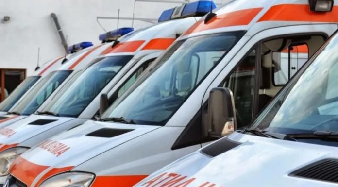 Ambulanță lovită de o mașină pe o stradă din Focșani. Acordați prioritate ambulanței în trafic, fiecare minut contează!