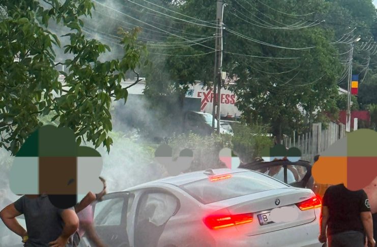 Trafic blocat la Vidra / O mașină a ajuns în șanț
