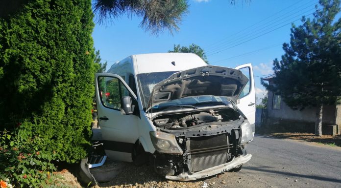 Un microbuz a ieșit în decor, la Jariștea