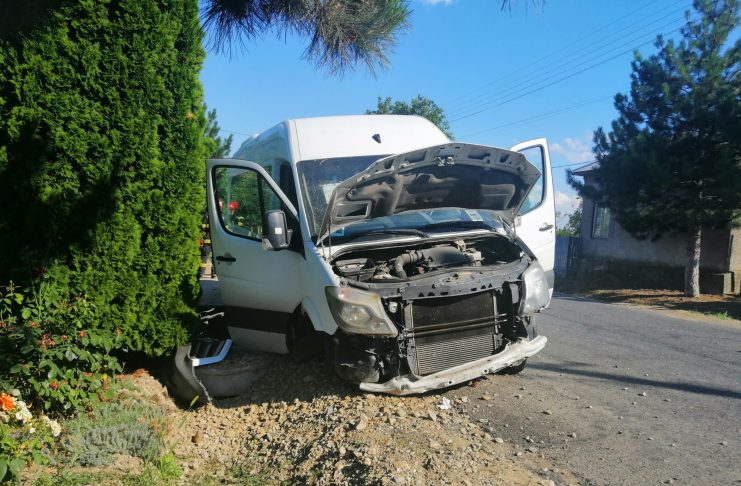 Un microbuz a ieșit în decor, la Jariștea