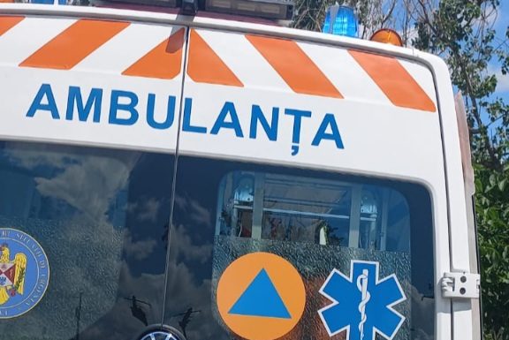 O femeie și un copil, răniți într-un accident rutier la Doaga