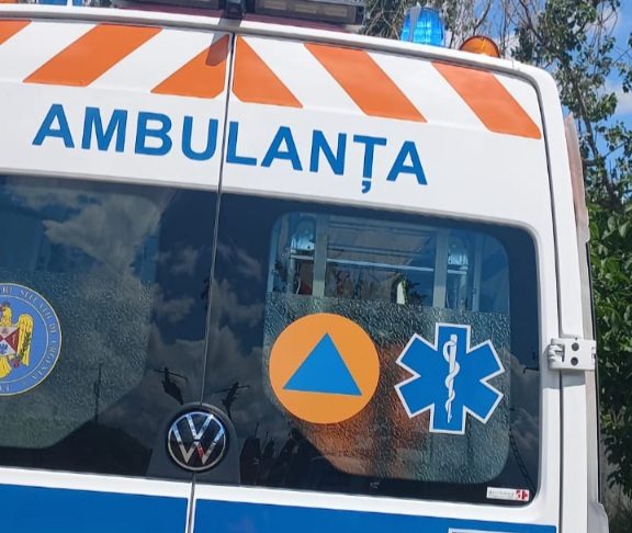 O femeie și un copil, răniți într-un accident rutier la Doaga
