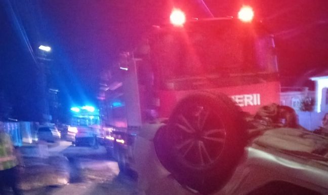 O familie cu un copil de 5 ani s-a răsturnat cu mașina / Minorul este rănit grav