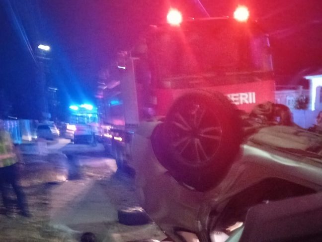 O familie cu un copil de 5 ani s-a răsturnat cu mașina / Minorul este rănit grav