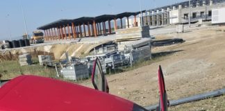 Șoferul care a ieșit cu mașina în decor era în stare de inconștiență / Ambulanța și descarcerarea au ajuns la fața locului