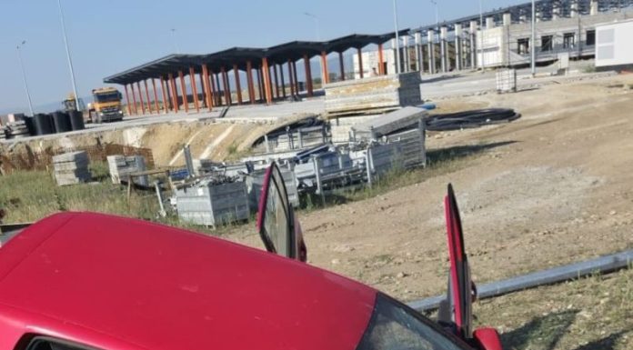 Șoferul care a ieșit cu mașina în decor era în stare de inconștiență / Ambulanța și descarcerarea au ajuns la fața locului