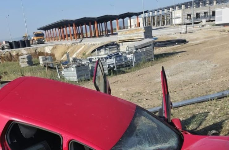Șoferul care a ieșit cu mașina în decor era în stare de inconștiență / Ambulanța și descarcerarea au ajuns la fața locului