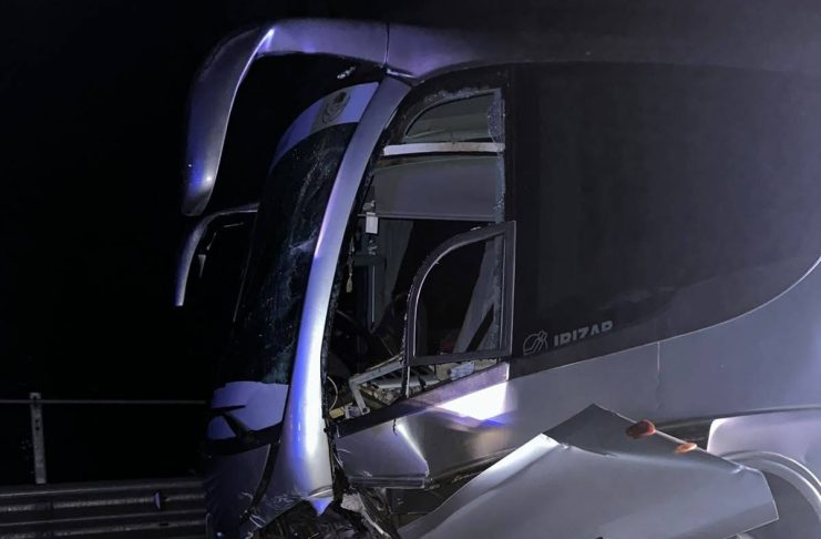 Un autoturism a intrat în coliziune cu un autobuz pe DN2D, lângă Vidra