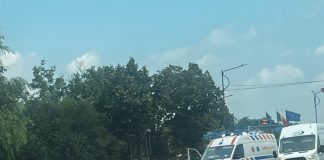 Un șofer a intrat cu mașina în copac la Golești. Bărbatul de 73 de ani este rănit