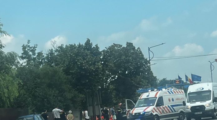 Un șofer a intrat cu mașina în copac la Golești. Bărbatul de 73 de ani este rănit