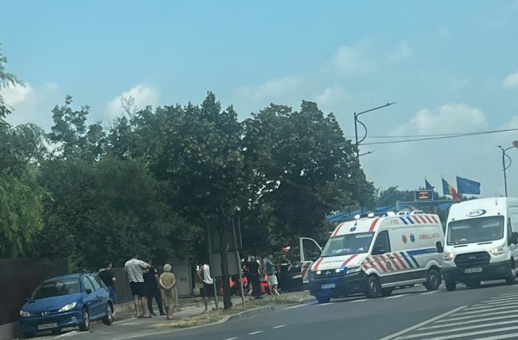 Un șofer a intrat cu mașina în copac la Golești. Bărbatul de 73 de ani este rănit