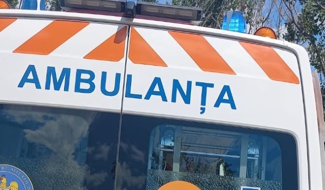 O mașină s-a izbit de un cap de pod, la Valea Sării / O femeie a fost rănită