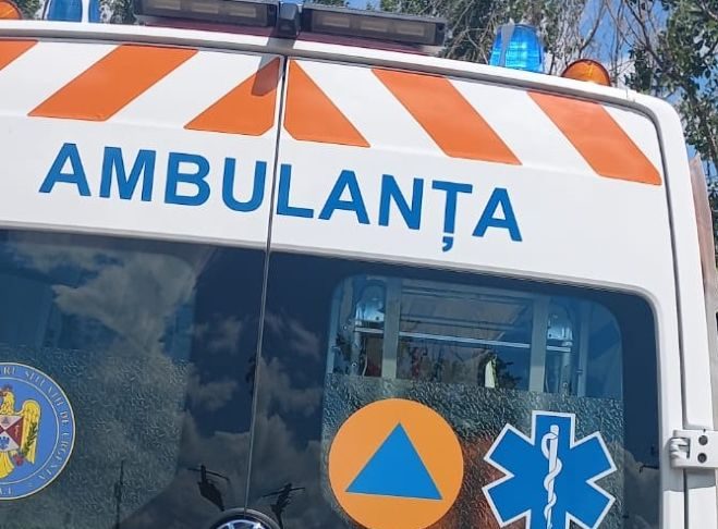 O mașină s-a izbit de un cap de pod, la Valea Sării / O femeie a fost rănită