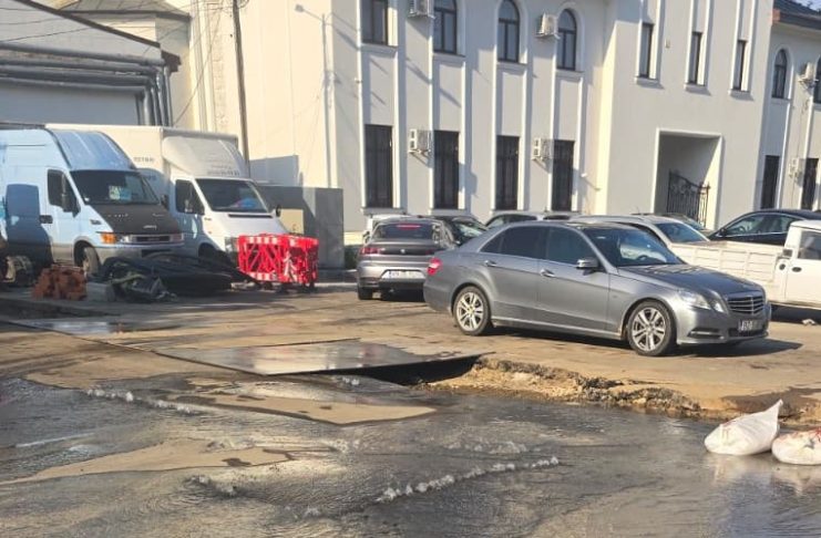 FOTO Un ”lac” în spatele Catedralei Ortodoxe din Focșani