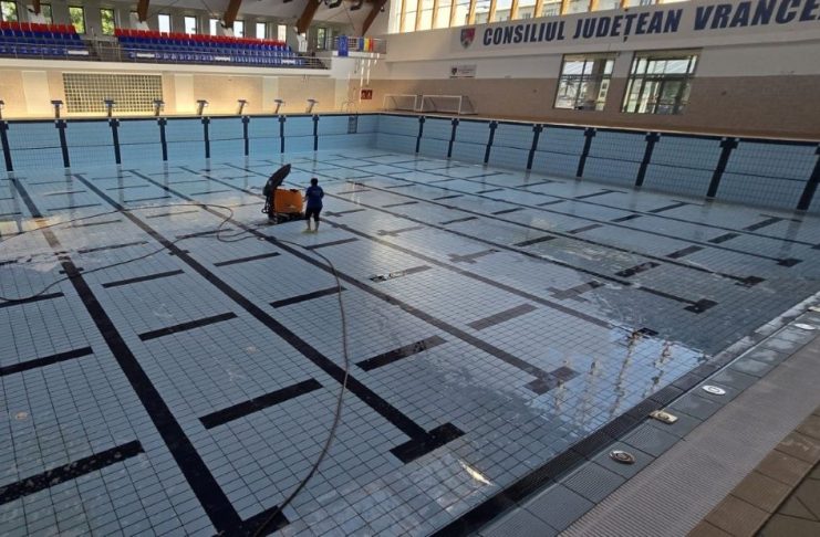 FOTO Bazinul de Înot al Consiliului Județean Vrancea se redeschide pe 8 august, după lucrările de întreținere și modernizare