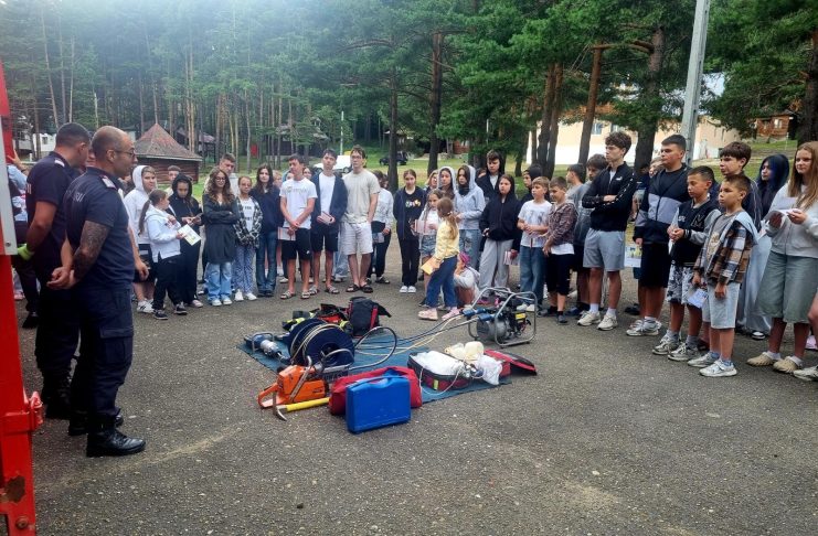 Pompierii vrânceni, cursuri de prim ajutor cu copiii din Centrul de Agrement Gălăciuc