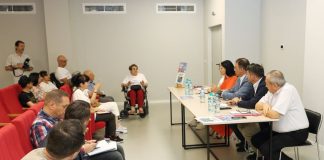 Locurile de parcare pentru persoanele cu dizabilități, în atenția autorităților locale / Amenzi mai mari pentru șoferii care-și lasă mașinile pe spațiile rezervate celor cu dizabilități