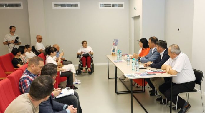 Locurile de parcare pentru persoanele cu dizabilități, în atenția autorităților locale / Amenzi mai mari pentru șoferii care-și lasă mașinile pe spațiile rezervate celor cu dizabilități